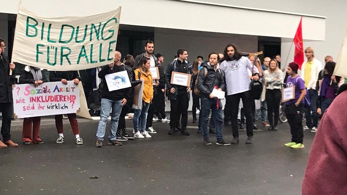 «Bildung für alle», mit diesem Slogan demonstrieren Studentinnen gegen die Zertifikatspflicht an der Universität Luzern und der Pädagogischen Hochschule.