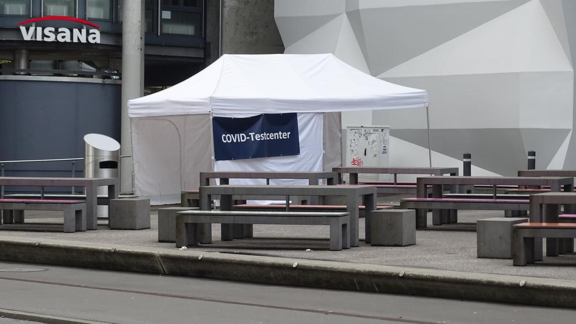 Universität Luzern: Lange Schlange vor Corona-Testzelt