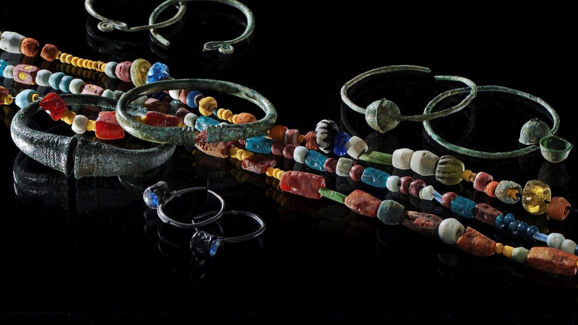 Baarerinnen, die im frühen Mittelalter etwas auf sich hielten, trugen bunte Perlenketten und Ohrringe nach byzantinischem Vorbild (vorne, mit blauem Glas). Fund aus Baar (7. Jh. n. Chr.).