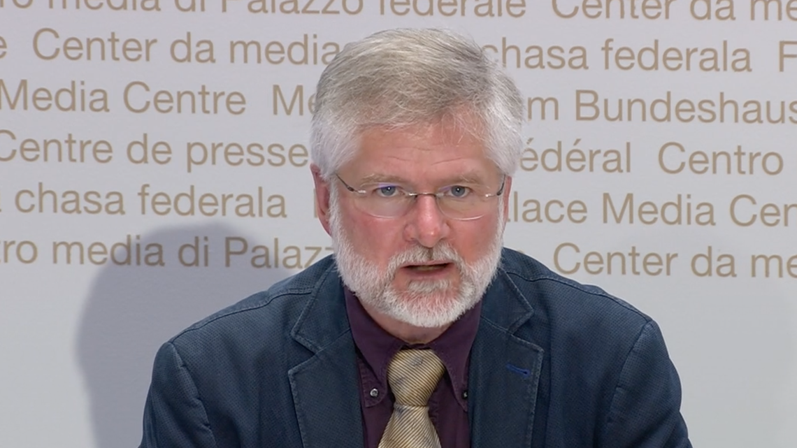 Der Zuger Kantonsrat Rudolf Hauri informierte am Point de Presse der Taskforce über die Omikron-Ausbruch beim EVZ.