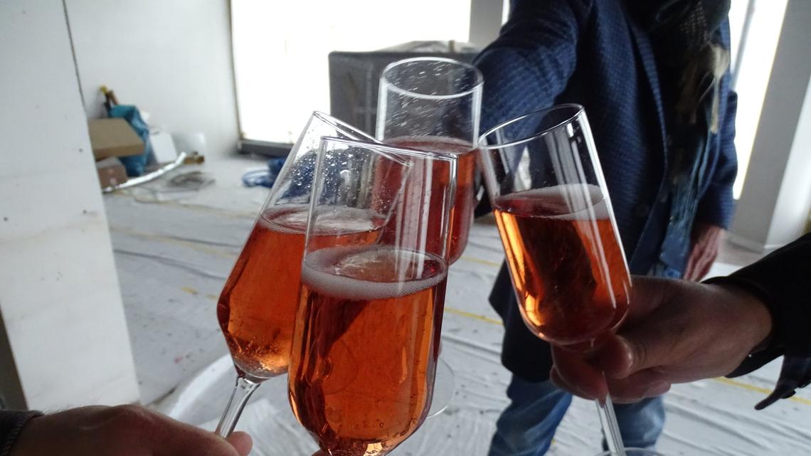 Auch wenn die Champagner-Bar in Luzern noch nicht steht: Der Champagner ist schon bereit.