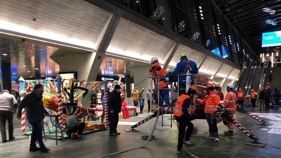 Am Bahnhof Luzern werden am Mittwochabend die ersten Fasnachtssujets aufgehängt.