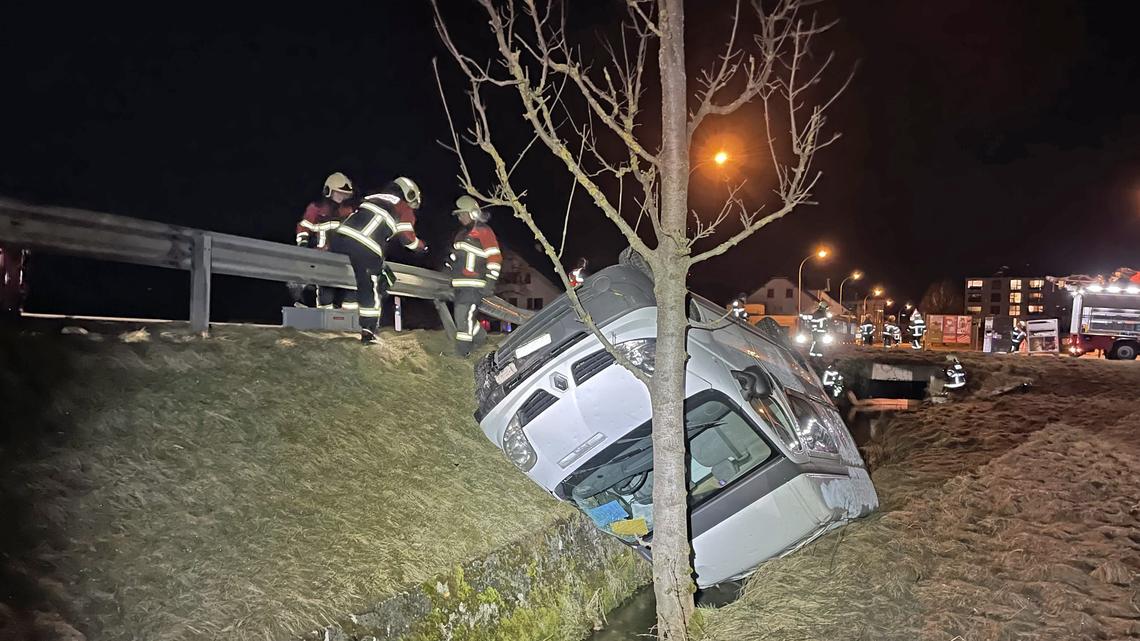Ein Autofahrer ist in Neudorf betrunken in eine Leitplanke gefahren, woraufhin sich der Wagen überschlug und im Bach landete.