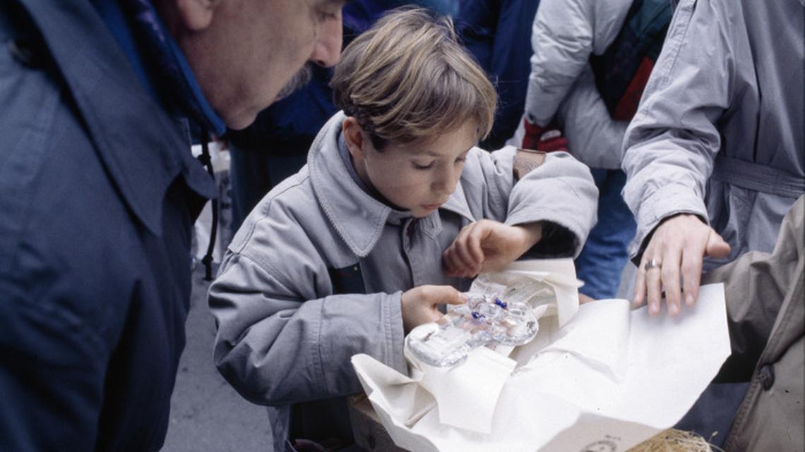 Swatch-Fieber in Luzern, 1992. Lediglich 49'999 Stück der neuen Swatch-Chandelier werden weltweit zum Verkauf angeboten.