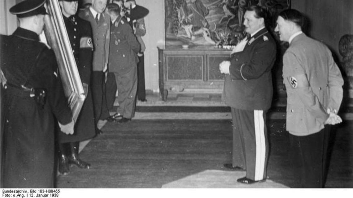 Hermann Göring mit Adolf Hitler. Göring nutzt seine Macht, um seine persönliche Kunstsammlung zu erweitern.