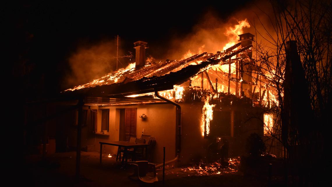 In Altishofen ist des Dachoboden von einem Haus bei einem Brand zerstört worden.
