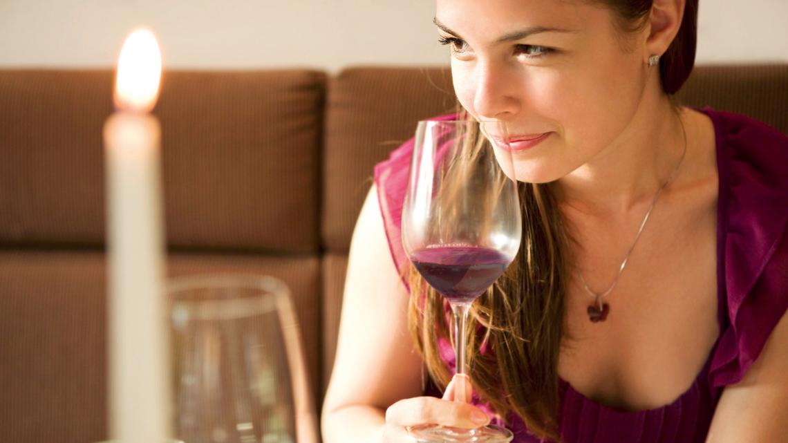 Beim gemeinsamen Weingenuss kommt man oft auch auf diverse Weinmythen zu sprechen.