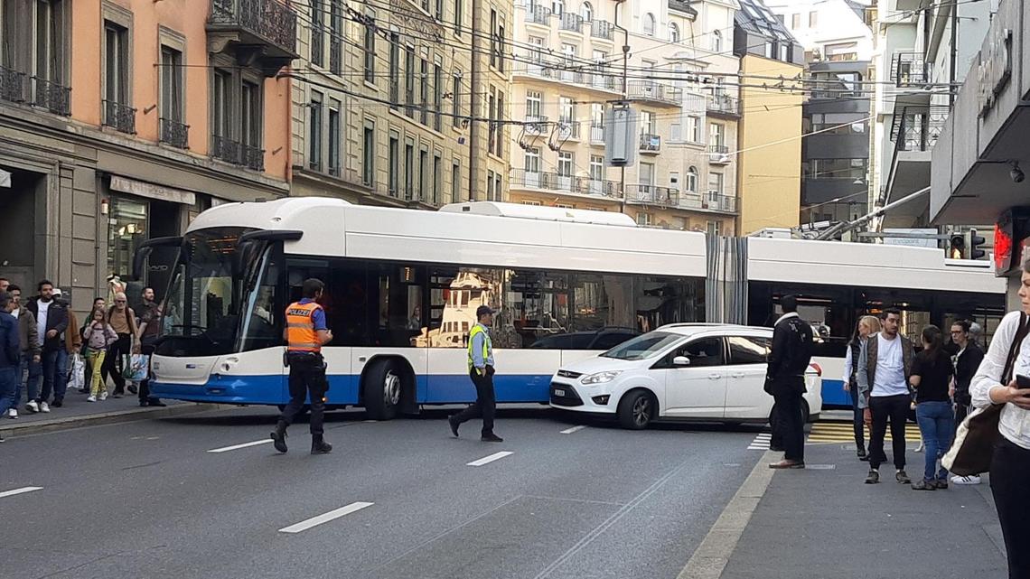 Ein Bus blockiert den Verkehr in der Alpenstrasse was zu Rückstau führte.