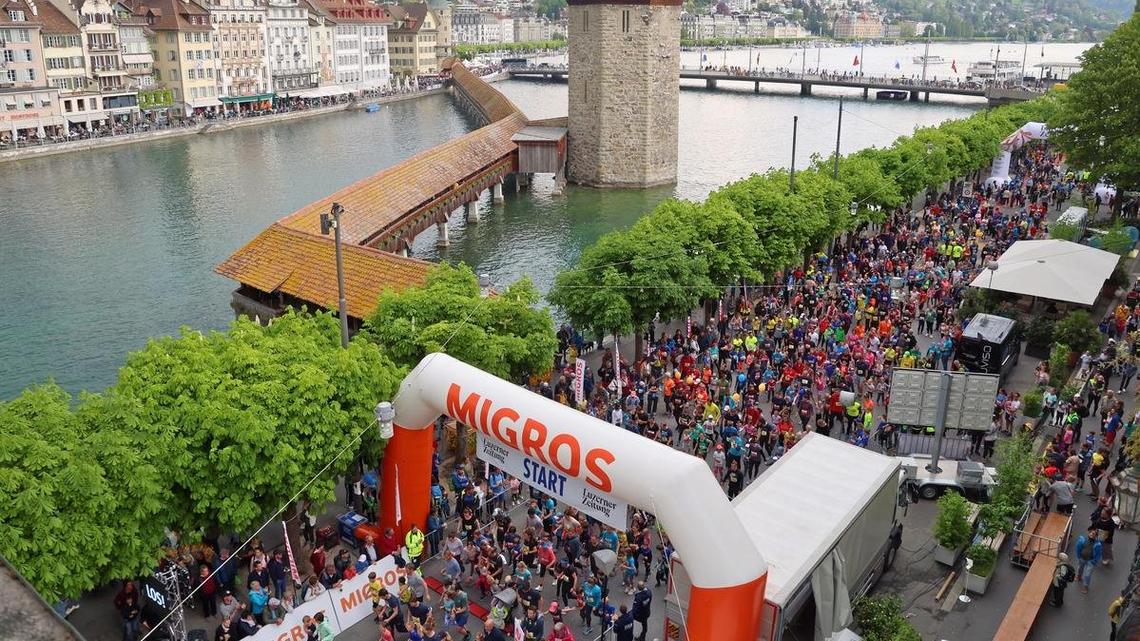 Hunderte von Familien sind am Luzerner Stadtlauf 2022 gestartet.