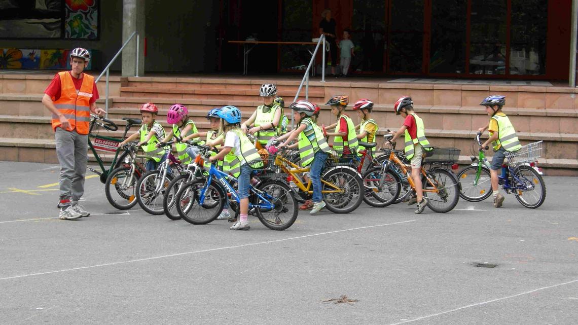 Die Kinder sind bereit für den Parcours – hier lernen sie, wie sie sich im Verkehr richtig verhalten.