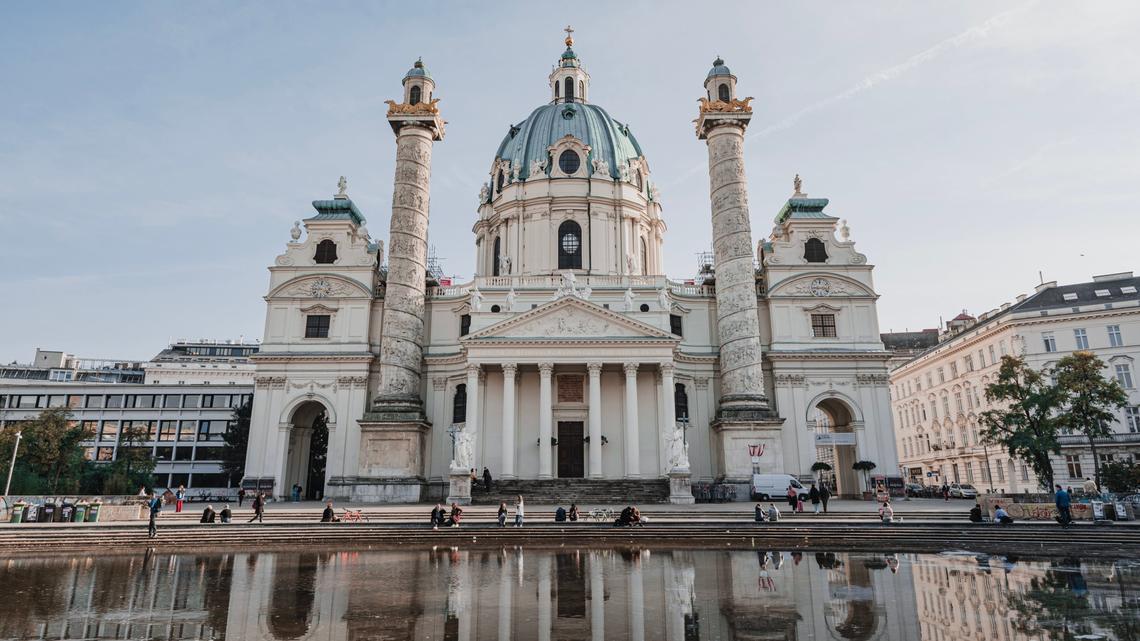 Die Karlskirche in Wien veranlasst zu einer nostalgischen Reise in die Vergangenheit.