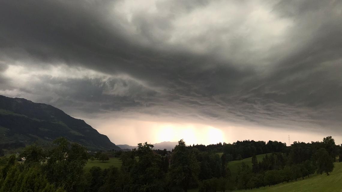 Mordor oder Apokalypse? Ein Blick von Meierskappel zeigt das Gewitter über der Zentralschweiz.
