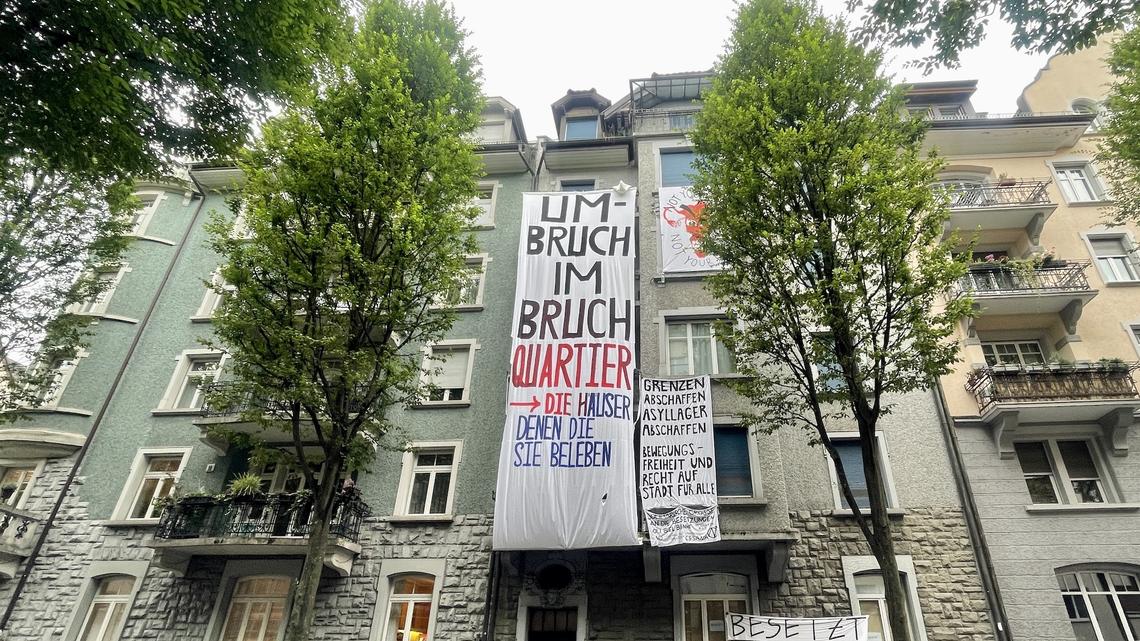 Wegen zahlreicher Transparente ist von weitem erkennbar, wo sich die Besetzung an der Bruchstrasse in Luzern befindet.