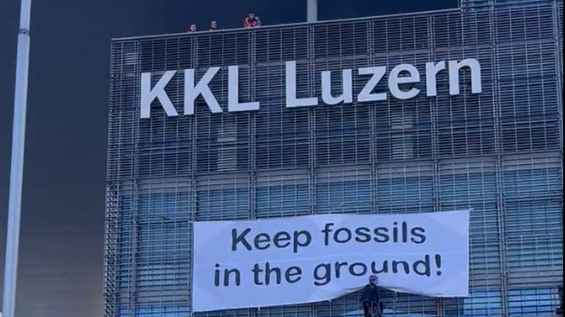 Aktivisten beklettern KKL Luzern