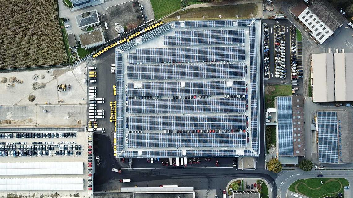 Schwebt der Zuger ALG vor: Mit Solaranlagen überdachte Parkplätze, wie hier auf dem Parkhaus der Firma Galliker in Altishofen.