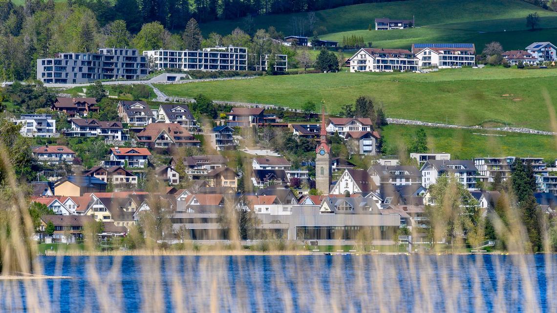 Delbst für sehr vermögende Menschen ist es schwierig, ein Grundstück direkt am See zu erwerben – in Oberägeri tobt deshalb ein Streit um mehrere Villen.