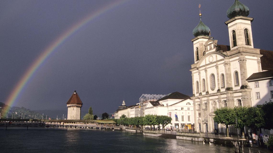 Werden dieses Jahr höchstens von einem Regenbogen beleuchtet: Wasserturm und Jesuitenkirche in Luzern.