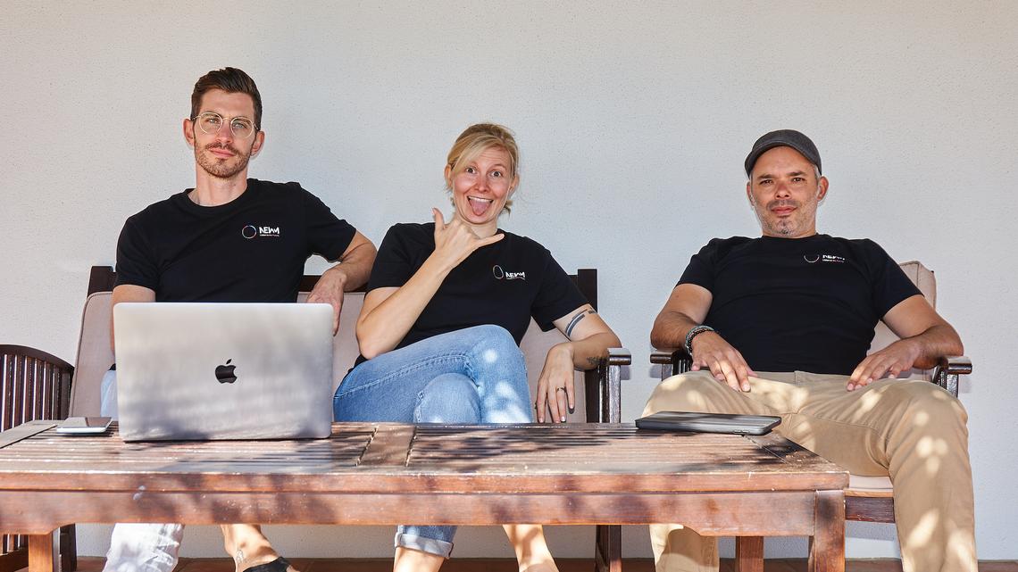 Zum Team von NEWM gehören Florian Sorg (links), Produkt-Chefin Tiziana Pittini (mitte) und der Marketing-Verantwortliche Alex Vavourakis (rechts)