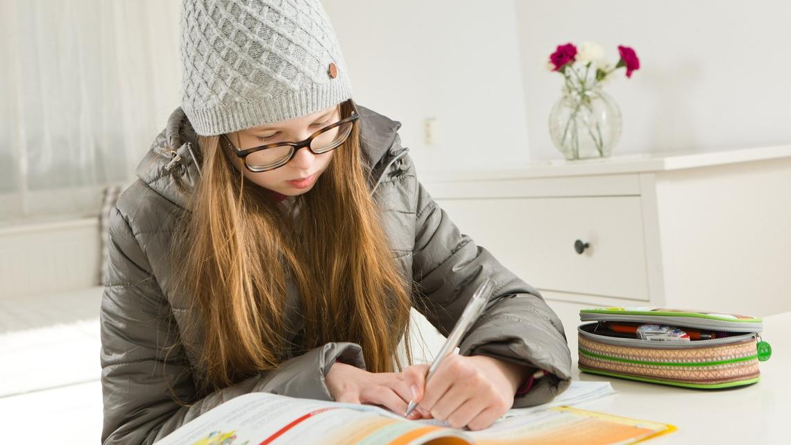 Lernen mit Kappe und Winterjacke? Die Luzerner Schulen drosseln wegen der Energiekrise die Heizung in den Klassenzimmern.