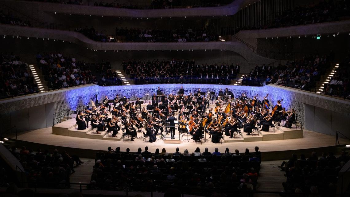Ihr 10-jähriges Jubiläum feiernd spielte das ZJSO am 1. Oktober 2022 in der Elbphilharmonie in Hamburg