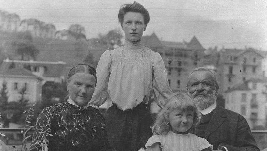 Friedrich Goll um 1905 mit seiner Ehefrau Louise, seiner Tochter Augustine und seiner Enkelin Hilda auf der Sentimatte, im Hintergrund das andere Reussufer.