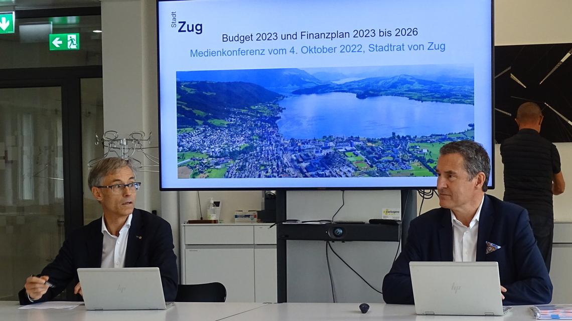 Stadtpräsident Karl Kobelt und Finanzvorsteher André Wicki stellen das Zuger Budget vor.