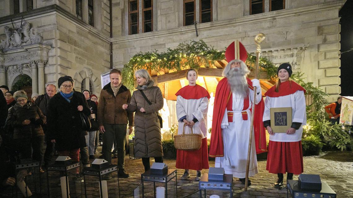 Ein Samichlaus – aber nicht der wahre – eröffnete am Donnerstag die Adventszeit in der Stadt Luzern.