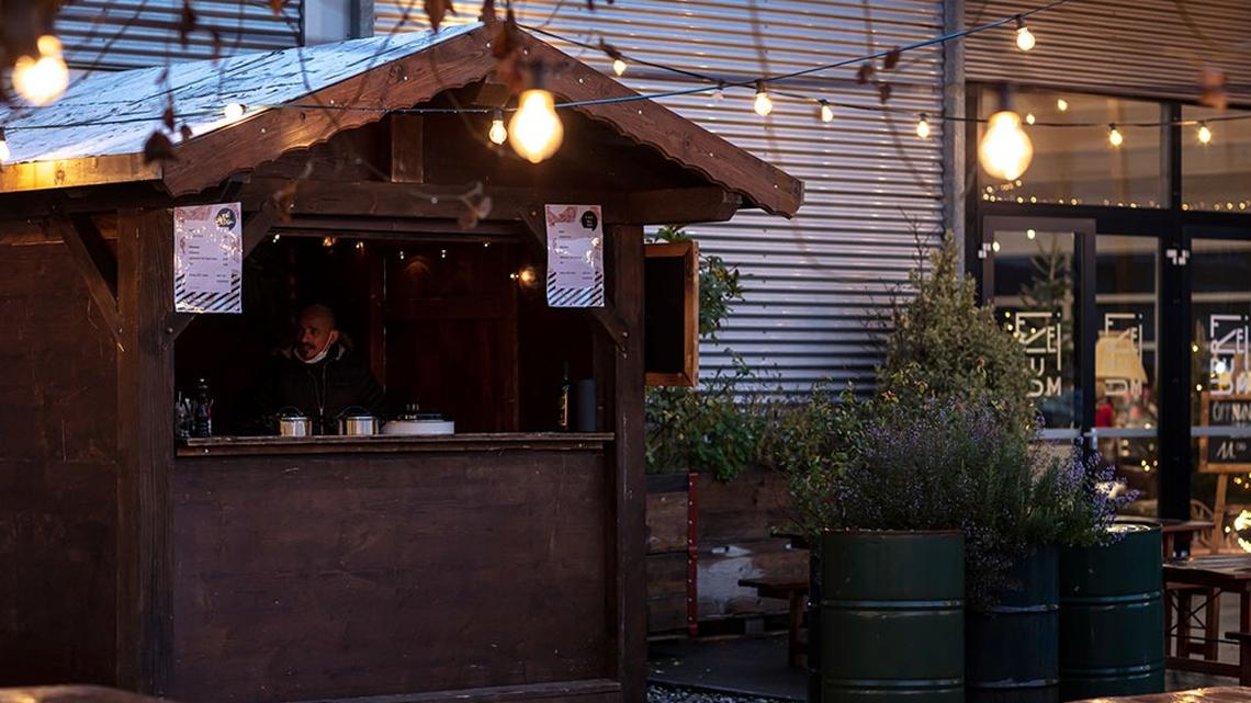 16 Foodstände und ein Raclette-Hüttchen verpflegen die Besucher am Wintermarkt im Freiruum mit Gerichten aus der ganzen Welt.