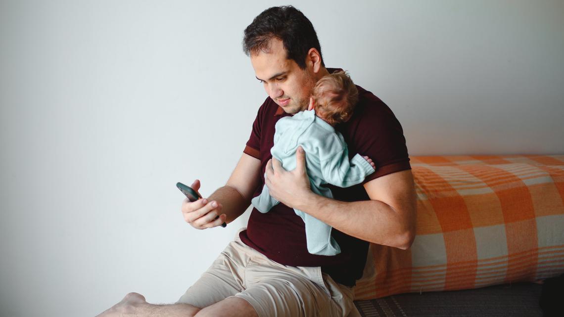 Das kennen wohl viele Eltern: Obwohl sie gerade Zeit mit ihren Kindern verbringen, werden sie ständig durch ihr Handy abgelenkt.