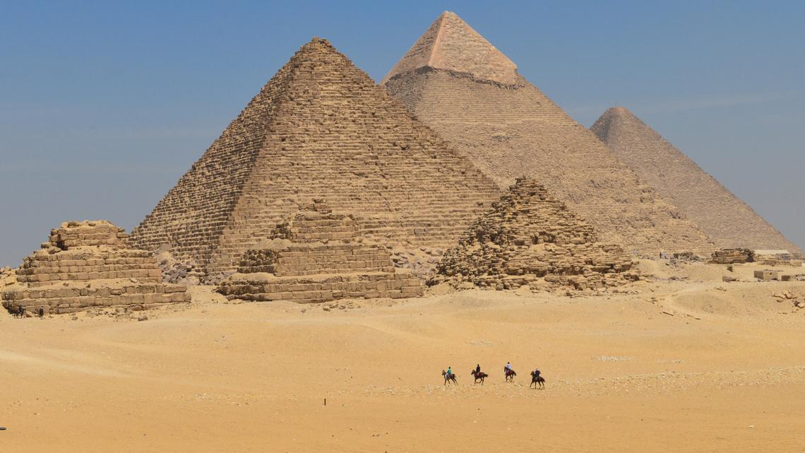 Die Pyramiden in Ägypten könnten den Schweizer Skipisten nicht unterschiedlicher sein. Doch einen Zusammenhang gibt es.