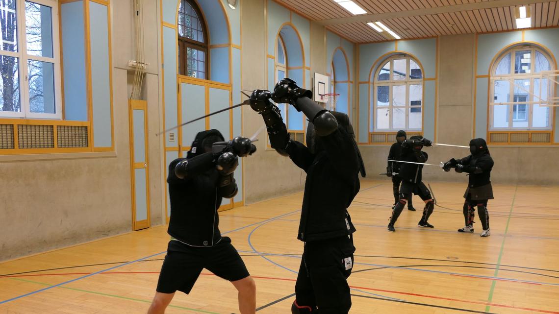 Der Schwertkampf-Verein Luzern trainiert jeden Mittwochabend und Samstagvormittag in der Turnhalle der Kanti Musegg.