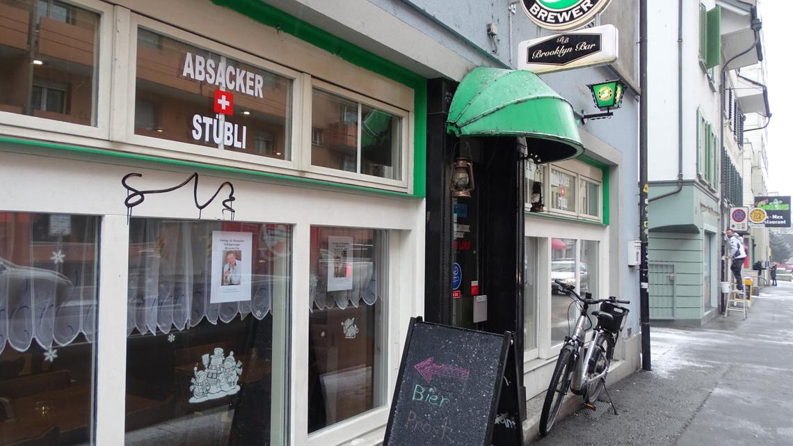 Seit kurzem heisst das Lokal an der Baselstrasse 30 «Absacker-Stübli». Ein Schild erinnert noch an die Vergangenheit als «Brooklyn Bar».