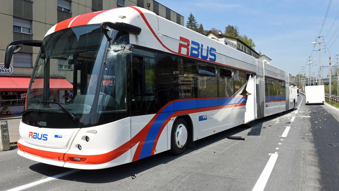 Bei dem Busunfall in Luzern sind im April 2021 mehrere Menschen verletzt worden.