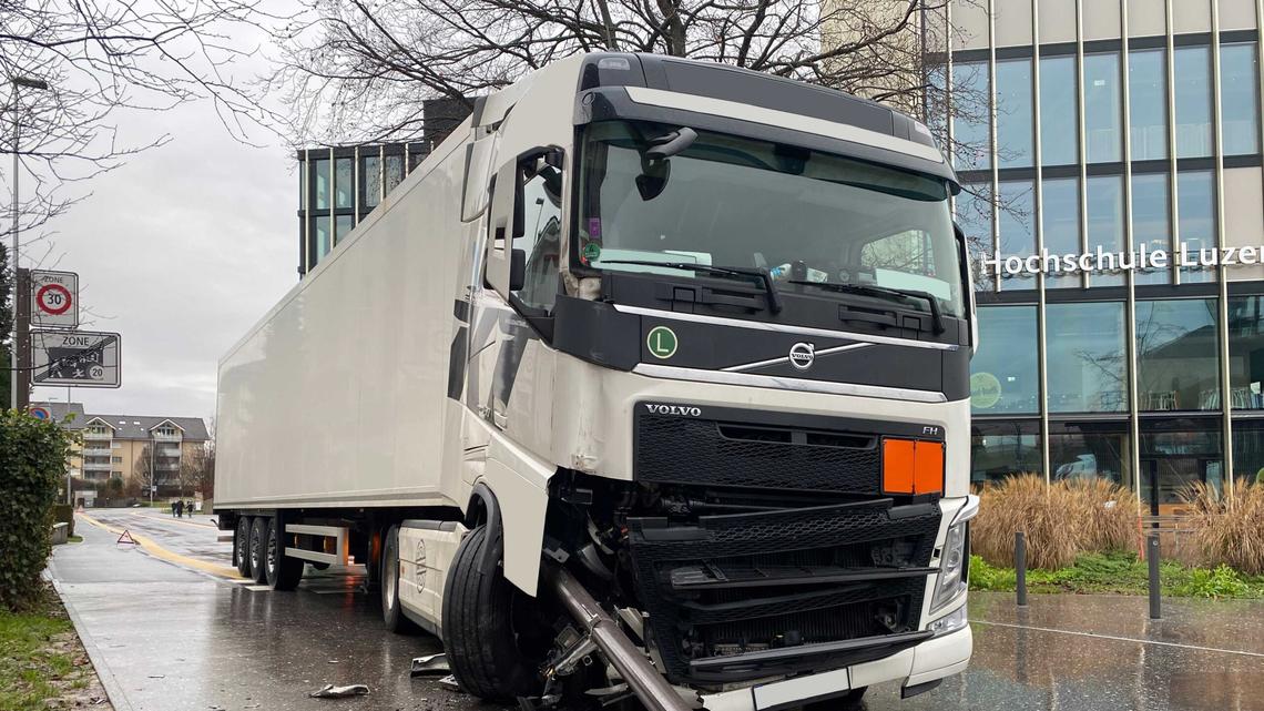Rotkreuz: Lastwagenfahrer kracht in Strassenlaterne