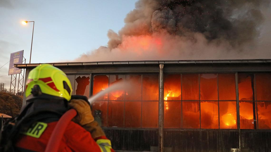 Um den Brand zu löschen, sind rund 100 Feuerwehrleuten aufgeboten worden.
