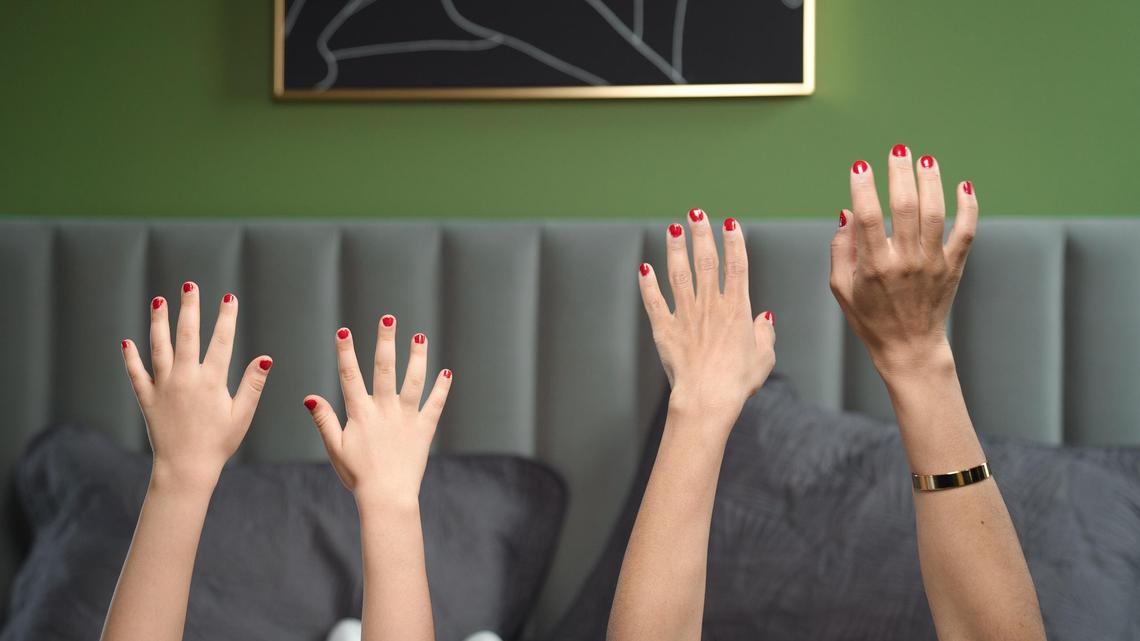 Olivias Söhne mögen es, sich ihre Nägel zu lackieren. Kein Problem für die Elternbloggerin – ob aber die Gesellschaft schon so weit ist?
