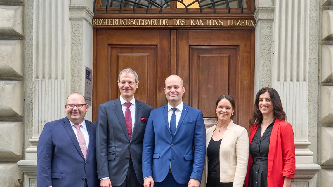 Die neue Regierung für die Legislatur 2023 bis 2027: Armin Hartmann (SVP), Reto Wyss (Mitte), Fabian Peter (FDP), Michaela Tschuor (Mitte) und Ylfete Fanaj (SP).