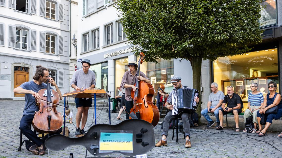 Die Schweizer Band «Viertaktmotor» loten gemäss ihren Angaben die Grenzen der Volksmusik aus.