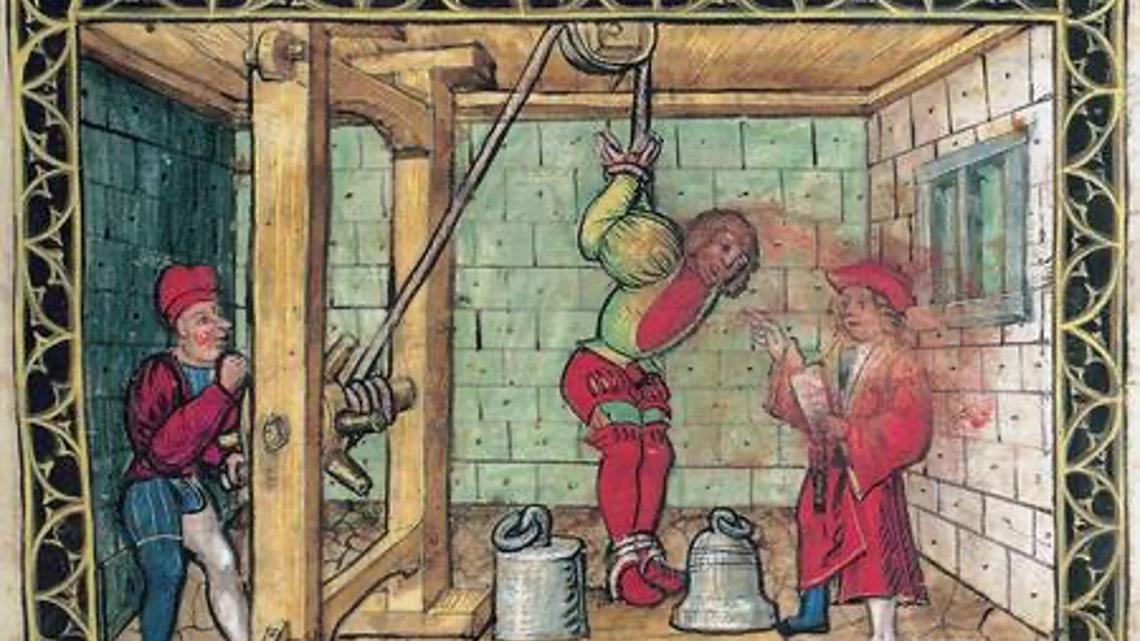Eine Illustration aus der «Diebold Schilling-Chronik 1513» zeigt, wie ein Verdächtiger gefoltert wird.