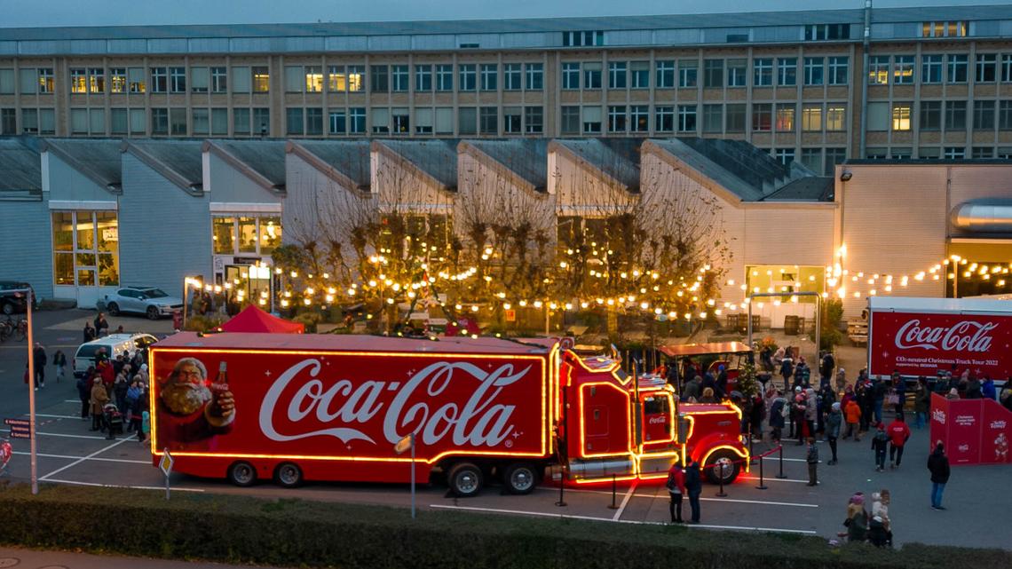 Am Freitag, 8. Dezember kommt der Coca-Cola Weihnachtstruck zu Besuch mit virtueller Rentierschlittenfahrt, Fotobox und mehr.