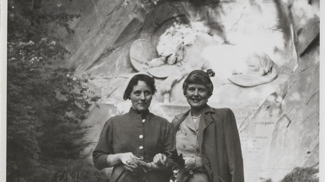 Zwei Frauen von der United Airlines posieren im Rahmen eines Swissair-Events vor dem Löwendenkmal.