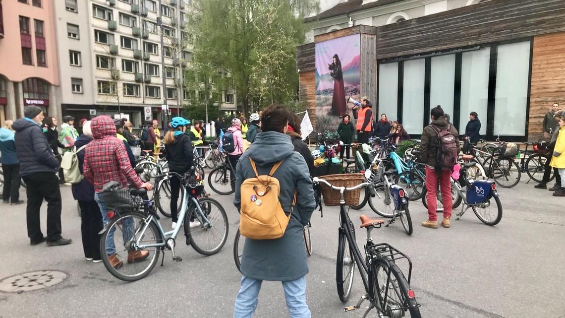 Polizisten auf E-Bikes eskortieren Velodemo