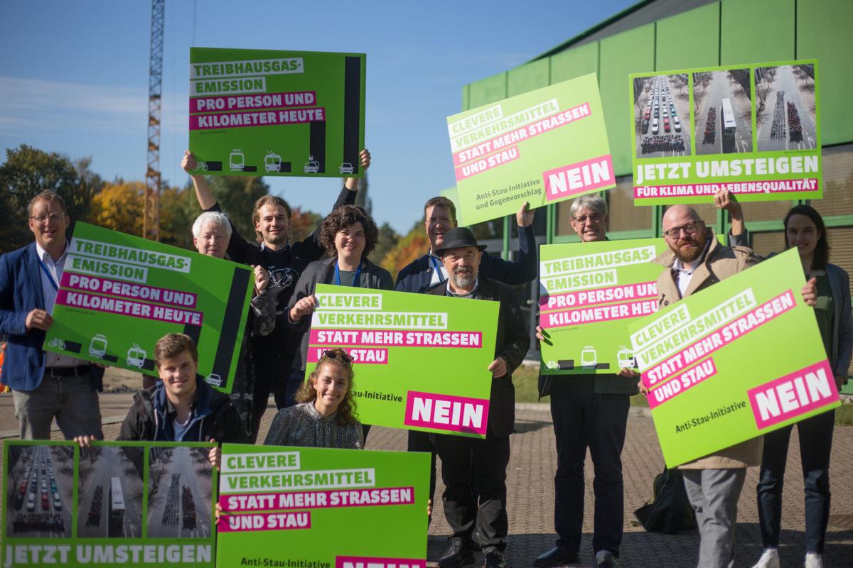 Die Grünen/Jungen Grünen protiestieren in Sursee gegen die Anti-Stau-Initiative.