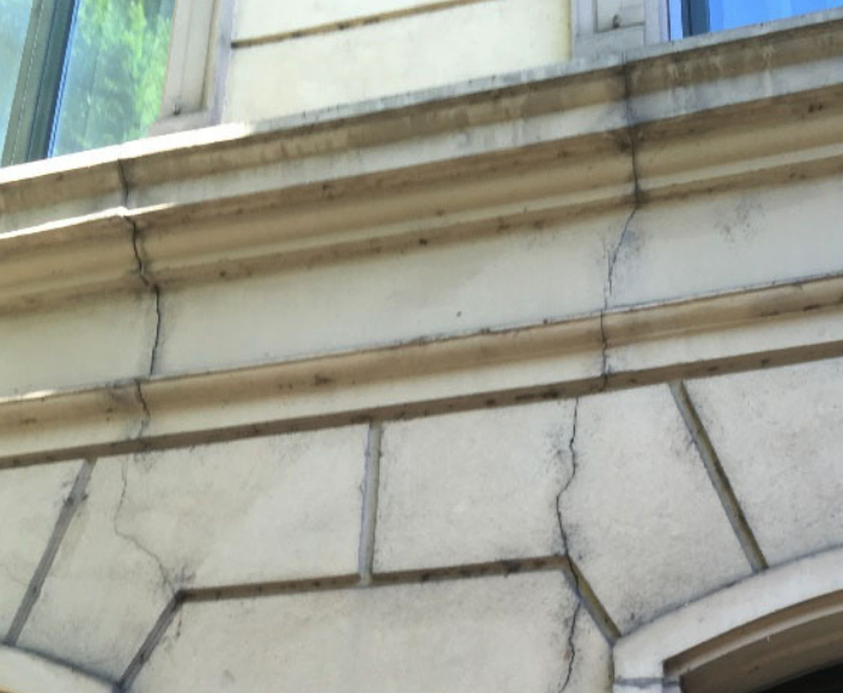 Aus der Fassade des Kantonsgericht sind Teile abgebröckelt, zudem sind Risse zu sehen.
