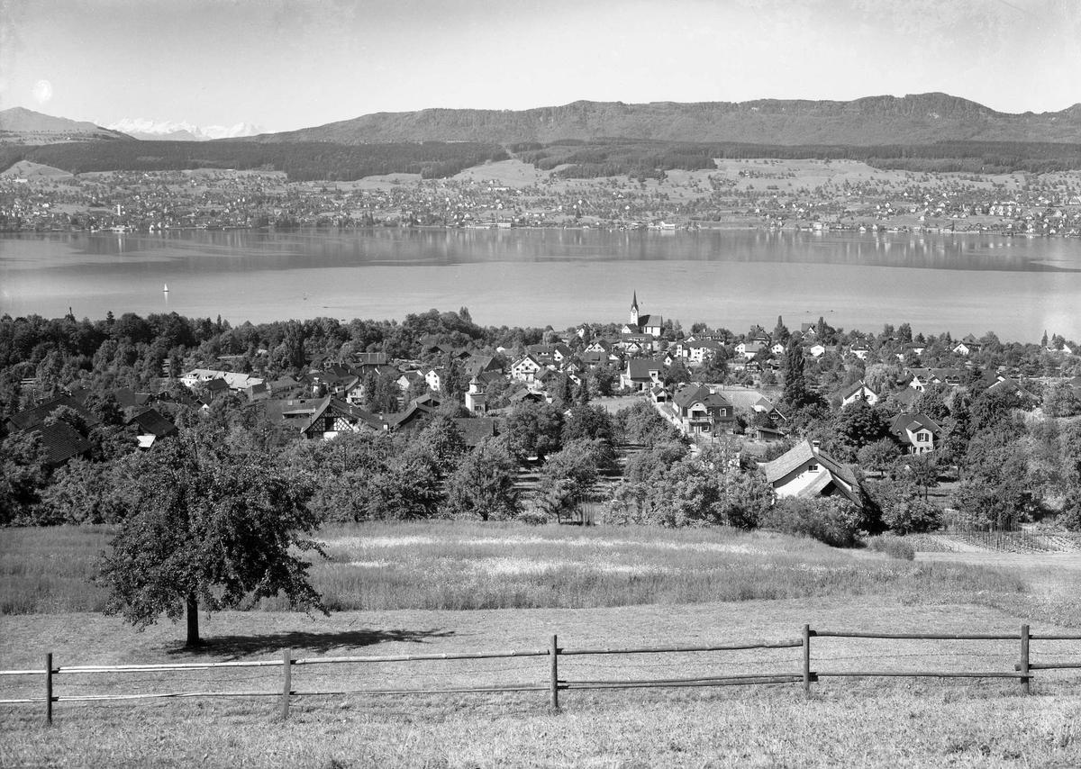 Blick von Herrliberg über den Zürichsee. In der Ferne Eiger, Mönch und Jungfrau. Und die heile Welt.