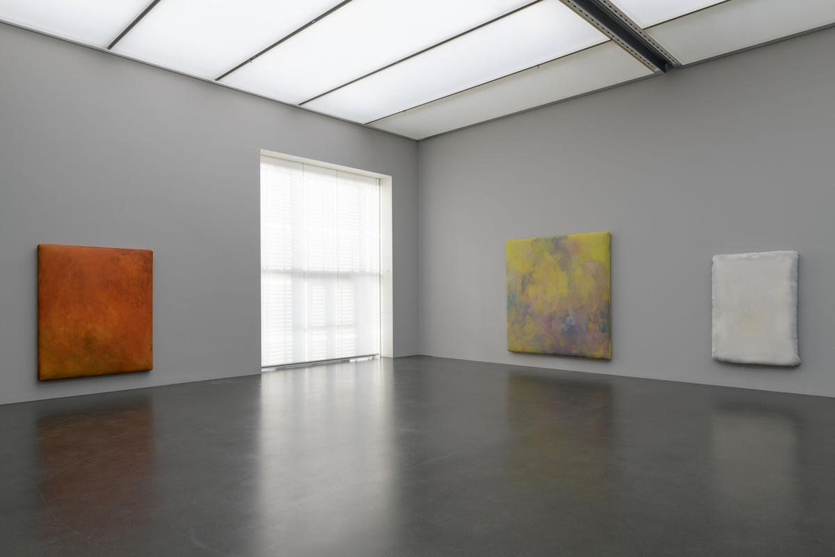 Die Malereien von Gotthard Graubner, welche Leihgaben der Sammlung Sigg sind, bringen Farbe in das Kunstmuseum Luzern