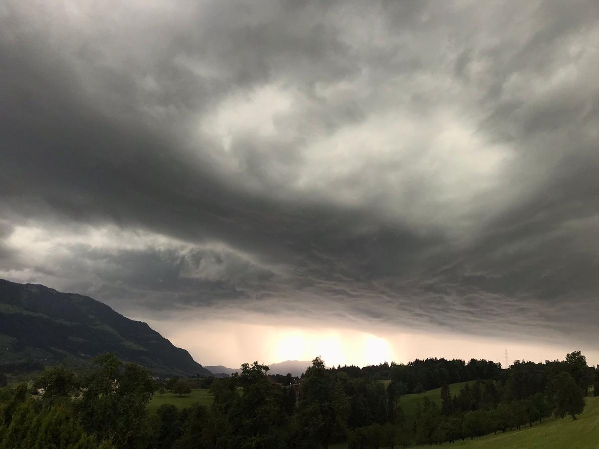 Mordor oder Apokalypse? Ein Blick von Meierskappel zeigt das Gewitter über der Zentralschweiz.
