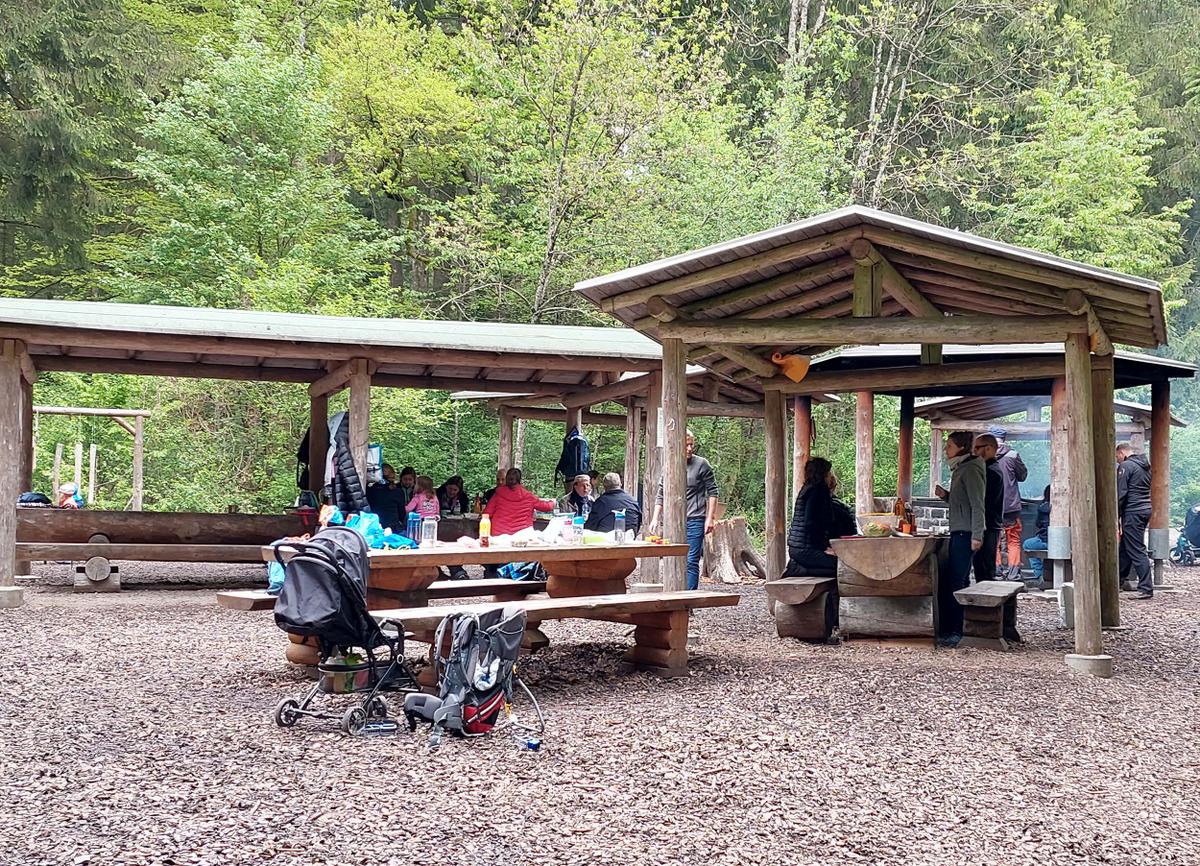 Beliebt bei Gross und Klein: Der Picknickplatz Zubersrüti hat nicht nur überdachte Tische und eine Feuerstelle mit Holz, sondern auch einen Spielplatz.