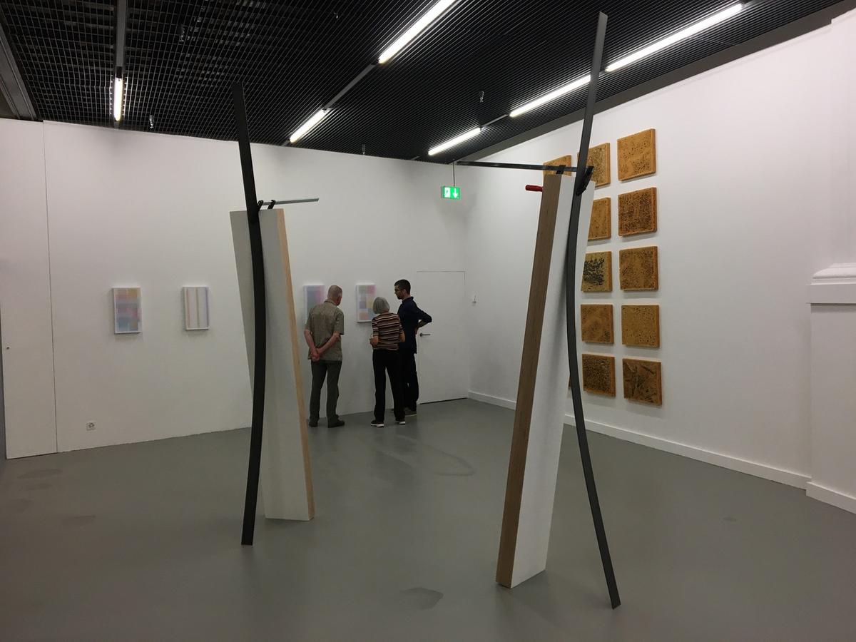 Roman Sondereggers Arbeit ist eine Installation, bei welcher der Künstler auf die Räumlichkeiten der Kunsthalle eingeht.