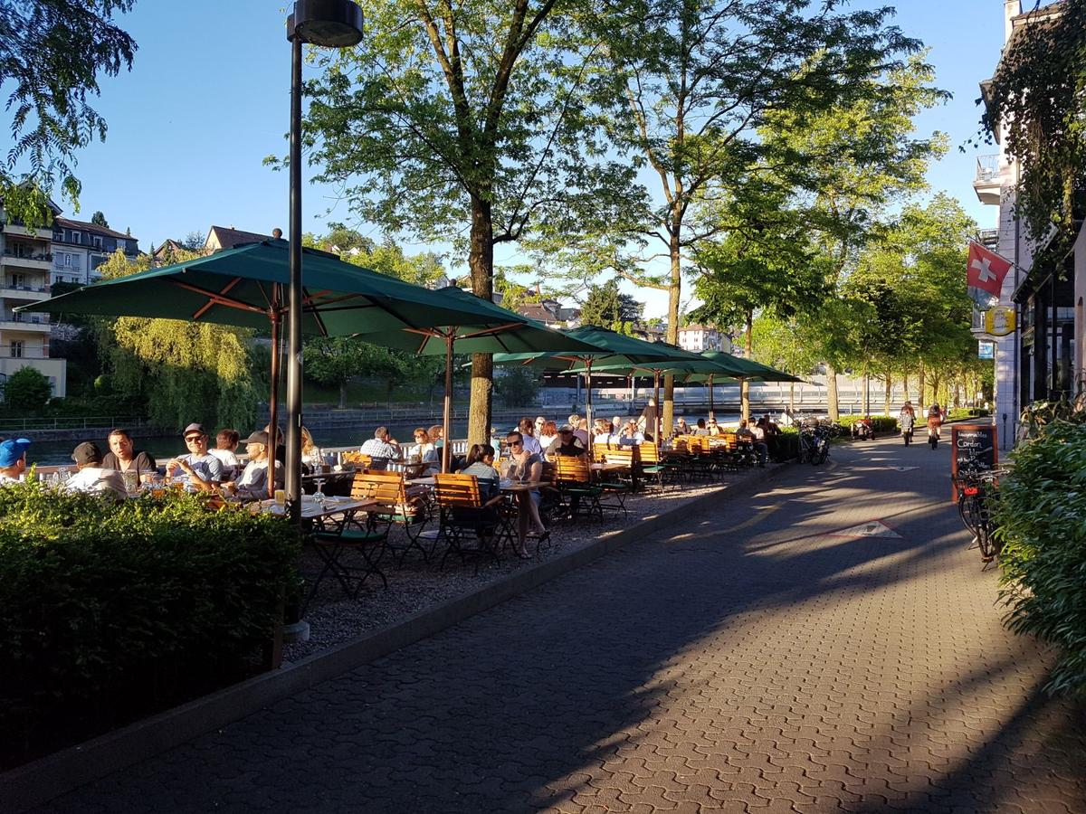 In den Sommermonaten heiss begehrt: Aussenplätze beim Restaurant Reussfähre.